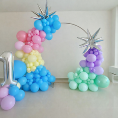 Arco orgánico pastel con estrellas metálicas